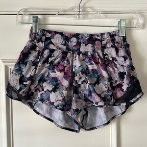 Floral Lululemon Hotty Hot Low-Rise Lined Shorts 2.5